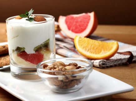 fruta y yogurt